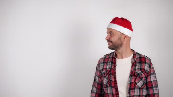 산타 모자를 쓴 남자가 복제 공간을 보여 주고 엄지로 승인을 보여 줍니다. — 비디오