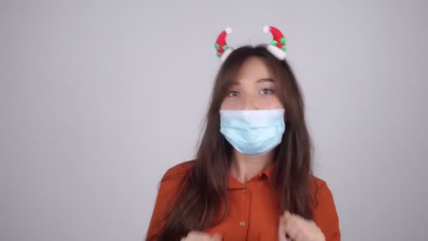 크리스마스 트리 장식을 하고 머리에 춤을 추는 행복 한 젊은 여성 — 비디오