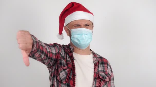 A man in a Santa hat shows gestures of disagreement, denial — Stock Video