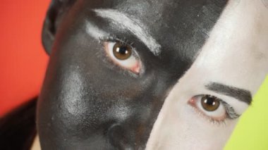 Yüzünde siyah beyaz makyajlı bir kadın. Dudaklar yakın. Yüksek kalite 4k görüntü