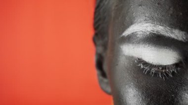 Siyah beyaz makyajlı genç bir kadın kameraya bakıyor. Parlak renkli arka plan. - Evet. Yüksek kalite 4k görüntü