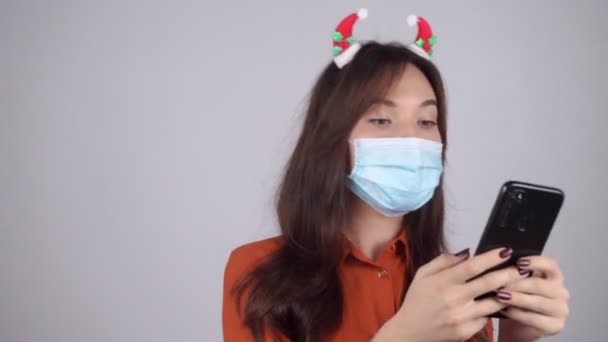 Vrouw Met Kerstboom Decoraties Haar Haar Een Medisch Masker Chatten — Stockvideo