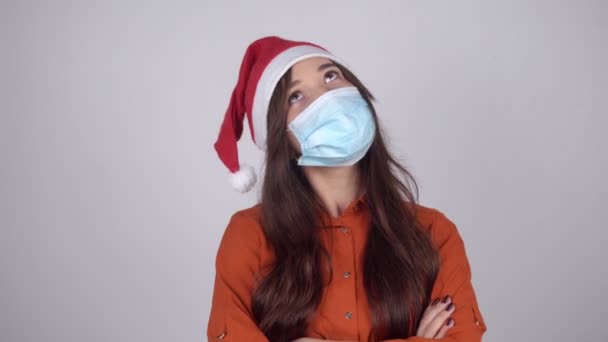 Tıbbi Maskeli Noel Baba Şapkalı Güzel Genç Kadın Düşünüyor Baş — Stok video