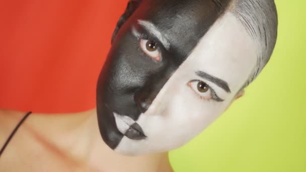 Femme Avec Maquillage Noir Blanc Sur Visage Lèvres Fermées Séquences — Video