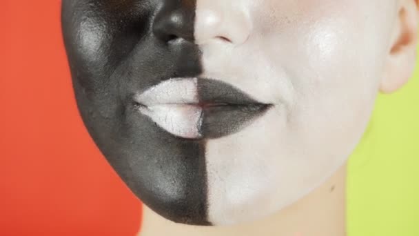 Femme Avec Maquillage Noir Blanc Sur Visage Lèvres Fermées Séquences — Video