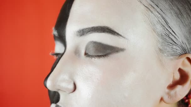 Młoda Kobieta Czarno Białym Makijażem Patrzy Kamerę Jasne Kolorowe Tło — Wideo stockowe