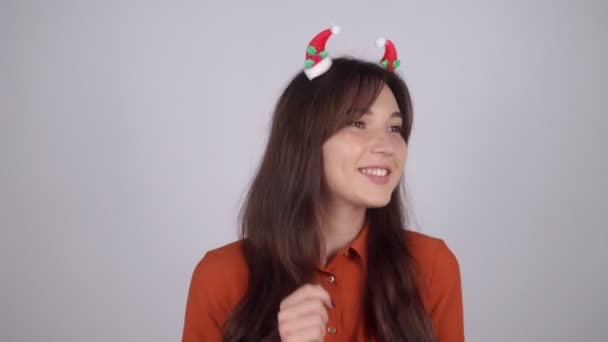 Saçında Noel Ağacı Süslemeleri Olan Genç Bir Kadın Eğleniyor Yüzüne — Stok video