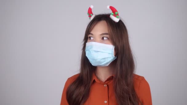 Young Woman Christmas Decorations Her Hair Takes Mask Speaks Camera — Stock videók