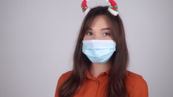 Young Woman Christmas Decorations Her Hair Woman Takes Her Mask — Stock Video
