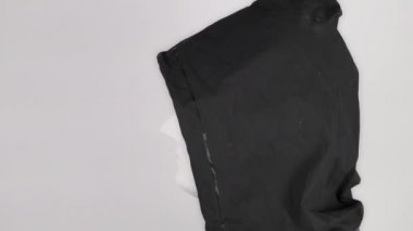 Korkunç tiyatro maskeli bir adam kameraya bakıyor. Adam kameraya dönüp sana doğru geliyor. Cadılar Bayramı konsepti