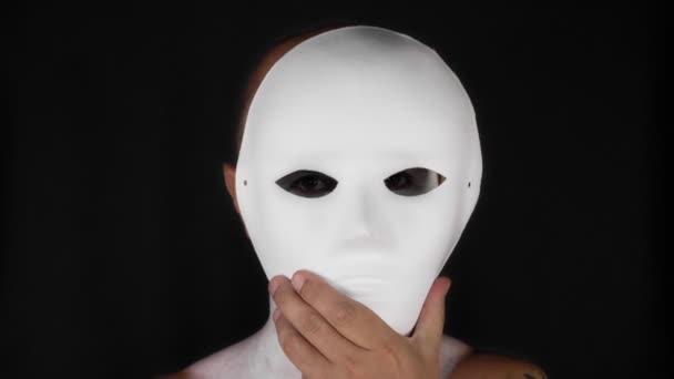Pandomimci Adam Beyaz Bir Tiyatro Maskesi Çıkarıyor Siyah Arka Plandaki — Stok video