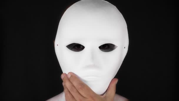Mime Muž Sundá Bílou Divadelní Masku Muž Černém Pozadí Video — Stock video