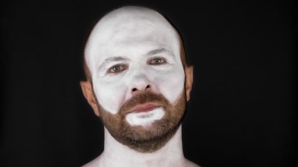 Man Med Kroppskonst Ansiktet Han Tar Sig Vit Teatermask Mörk — Stockvideo
