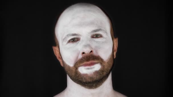 Artă Corporală Faţă Îşi Pune Mască Teatru Albă Fundal Întunecat — Videoclip de stoc