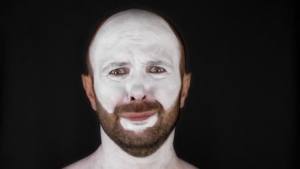 一个戴着白色面具的哑剧人描绘了情感 黑色背景的男人高质量的4K镜头 — 图库视频影像