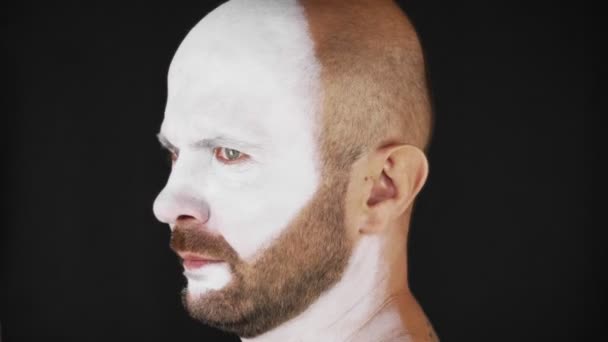 Homme Mime Enlève Masque Théâtre Blanc Homme Sur Fond Noir — Video