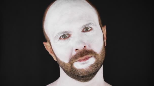 Ein Mime Mit Weißer Maske Stellt Emotionen Dar Mann Auf — Stockvideo