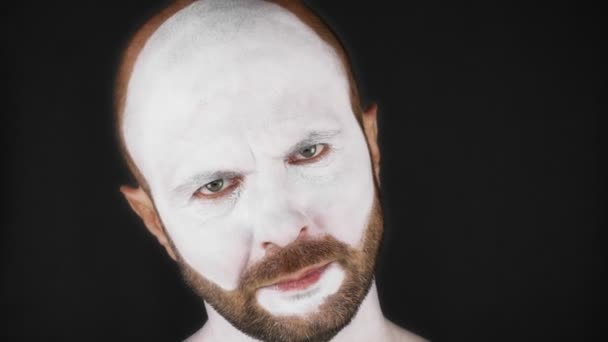 一个戴着白色面具的哑剧人描绘了情感 黑色背景的男人高质量的4K镜头 — 图库视频影像