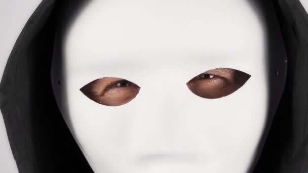 Homem Com Uma Máscara Teatro Assustadora Está Olhar Para Câmara — Vídeo de Stock