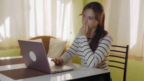Молодая Красивая Женщина Печатает Нетбуке Клавиатуре Ноутбуке Пандемия Коронависур Оставайтесь — стоковое видео