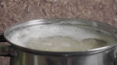 Fasulye Pişirme Süreci beyaz fasulye tohumları bir tencerede kaynar su içinde. Yüksek kalite 4k görüntü