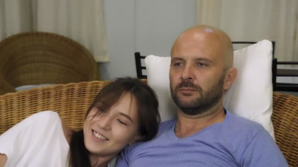 Jovens Felizes Homens Mulheres Assistindo Deitados Sofá Desfrute Relaxamento Filmagem — Vídeo de Stock