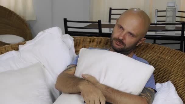 Homme Fatigué Étreint Oreiller Regarde Des Émissions Télévision Homme Endort — Video