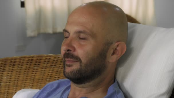 Seorang Pria Botak Berjanggut Berbaring Sofa Menonton Dan Tertawa Close — Stok Video