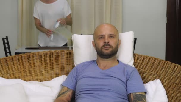 Homme Barbu Assoit Sur Canapé Échange Les Chaînes Télévision Une — Video