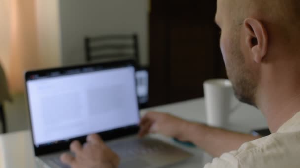 Ofisinden Dizüstü Bilgisayara Yazı Yazan Odaklanmış Bir Adam Yüksek Kaliteli — Stok video