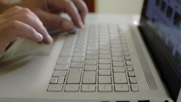 Мужчина Сидит Дома Столом Просматривает Интернет Ноутбуком Крупный План Человеческих — стоковое видео