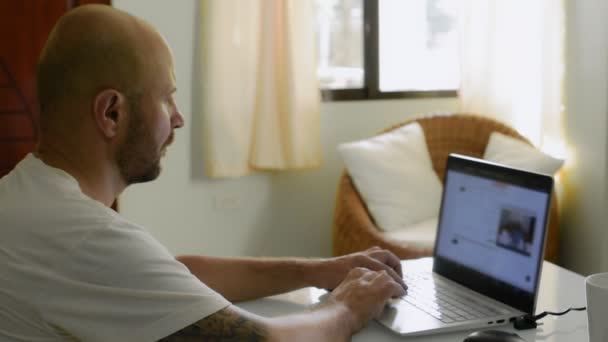 Orang Bertato Fokus Mengetik Pada Pekerjaan Laptop Dari Kantor Rumah — Stok Video