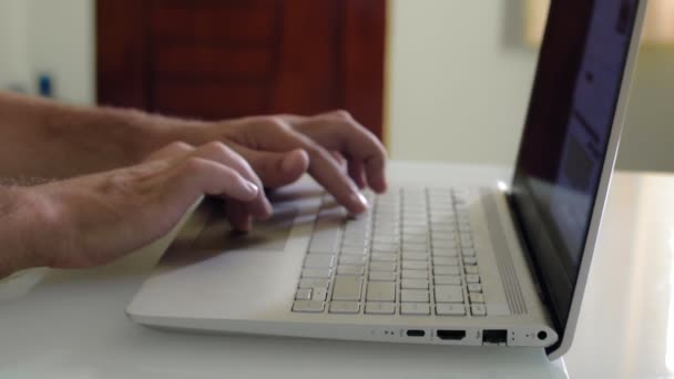 Чоловік Сидить Удома Столом Серфінг Інтернету Ноутбуком Збільшити Людські Руки — стокове відео