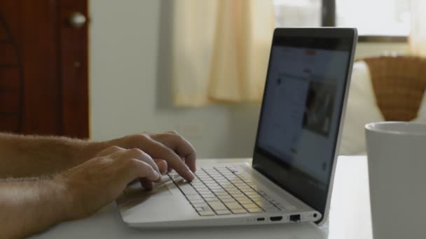 Мужчина Сидит Дома Столом Просматривает Интернет Ноутбуком Крупный План Человеческих — стоковое видео