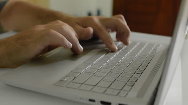 Чоловік Сидить Удома Столом Серфінг Інтернету Ноутбуком Збільшити Людські Руки — стокове відео