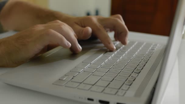 Hombre Está Sentado Casa Una Mesa Navegando Por Internet Una — Vídeos de Stock