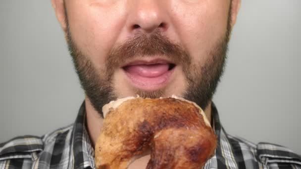 Großaufnahme Isst Ein Mann Eine Gebratene Hühnerkeule Ungesunde Ernährung Hauszustellung — Stockvideo