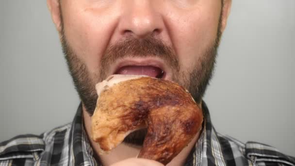 Close Homem Comendo Uma Perna Frango Frito Comida Pouco Saudável — Vídeo de Stock
