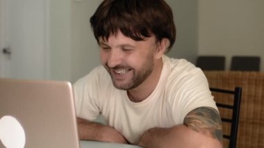Peruk takan mutlu sakallı adam video görüşmesini eğlenceli bir şekilde sunuyor. Tam HD görüntüler