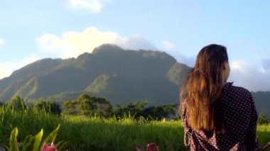 Genç turist kadın yüksek dağlardaki manzaranın tadını çıkarıyor. Ağır çekim. Tam HD görüntüler