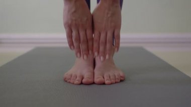 Bir kadının ayaklarına yakın çekim, ayak parmaklarını kaldırma, ısınma. Ev sporları