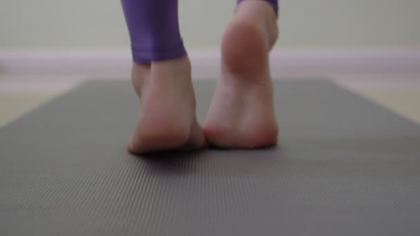 Frauenfüße aus nächster Nähe. Abwechselnd auf den Zehen stehend. Heimsport — Stockvideo
