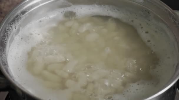 Bohnen Kochen Prozess Weiße Bohnen Samen in kochendem Wasser in einem Topf. — Stockvideo