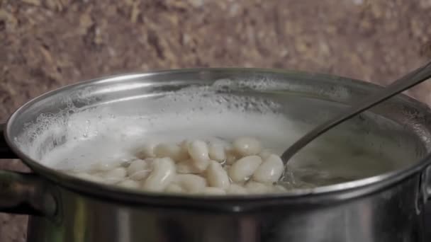 Bohnen Kochen Prozess Weiße Bohnen Samen in kochendem Wasser in einem Topf. — Stockvideo