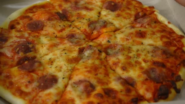 Pizza in een doos voor de levering close-up. — Stockvideo