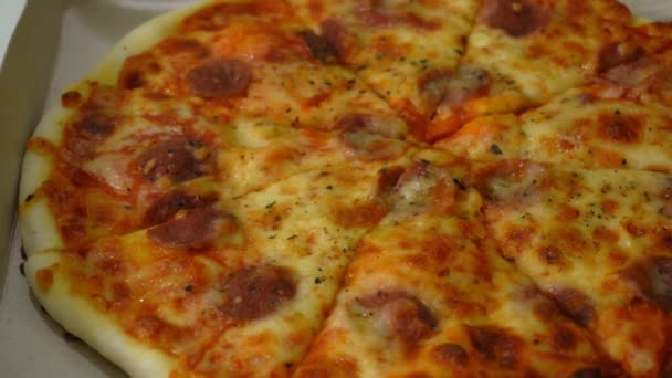 Pizza in een doos voor de levering close-up. — Stockvideo