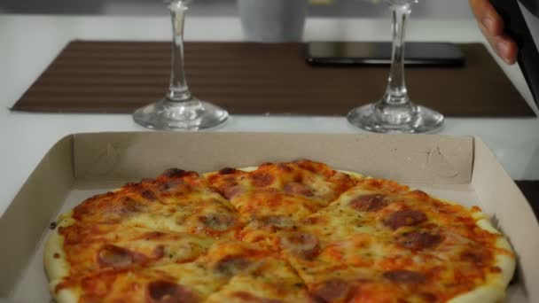 Młoda para na randce w domu z pizzą i czerwonym winem — Wideo stockowe