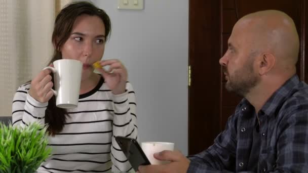 Egy Szerető Fiatal Pár Együtt Iszik Teát Vagy Kávét Sütivel — Stock videók
