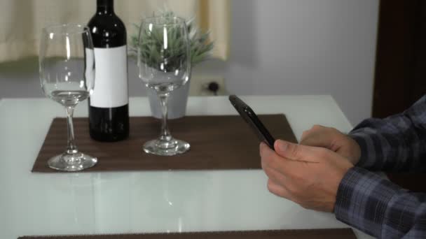 Junges Paar zu einem Date zu Hause mit Lieferung Pizza und Rotwein — Stockvideo