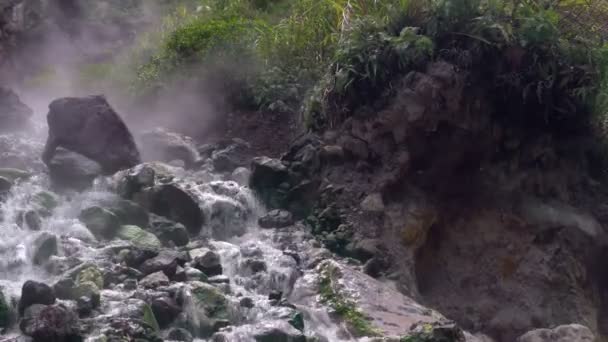 自然火山硫磺热泉、热气云、蒸汽的活度. — 图库视频影像